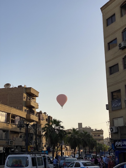 الرياح تدفع البالونات ناحية الشرق بالأقصر