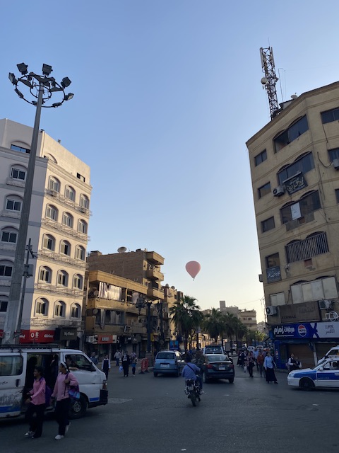 الرياح تدفع البالونات ناحية الشرق بالأقصر