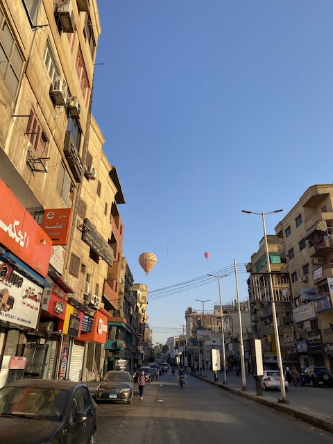 الرياح تدفع البالونات ناحية الشرق بالأقصر