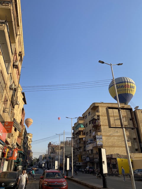 الرياح تدفع البالونات ناحية الشرق بالأقصر