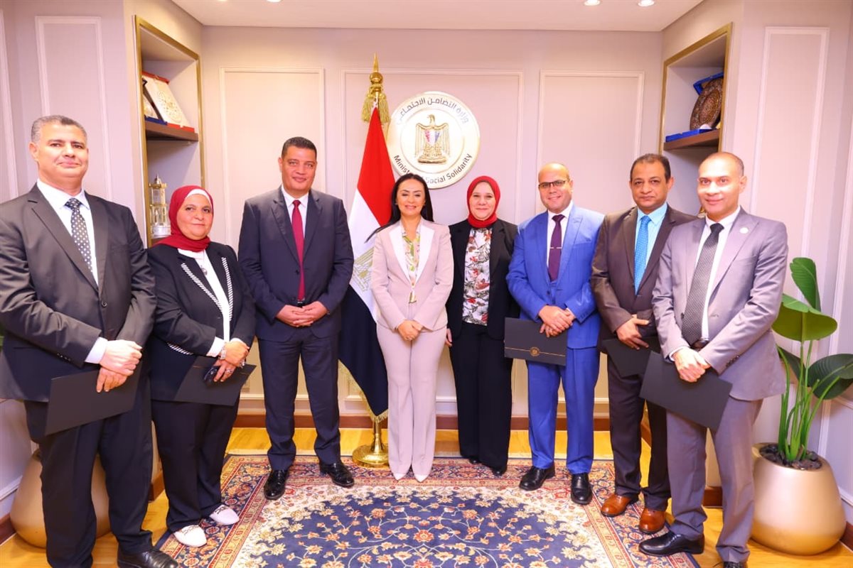 وزيرة التضامن تكرم اللجنة العليا لمتابعة الشكاوى والطلبات والخدمات بالوزارة