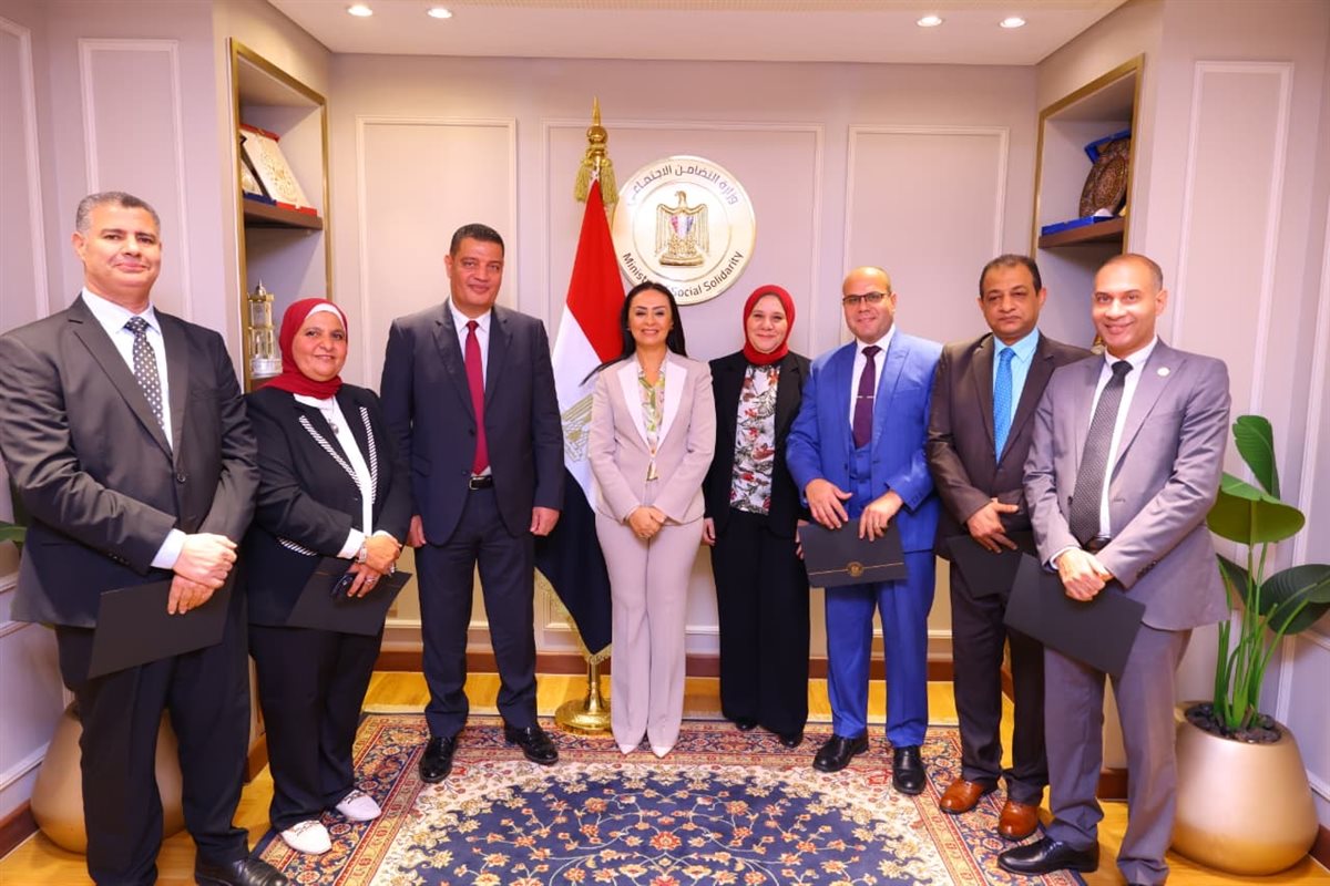 وزيرة التضامن تكرم اللجنة العليا لمتابعة الشكاوى والطلبات والخدمات بالوزارة