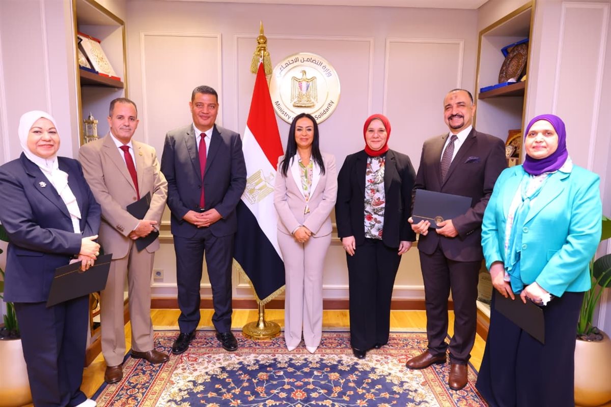 وزيرة التضامن تكرم اللجنة العليا لمتابعة الشكاوى والطلبات والخدمات بالوزارة