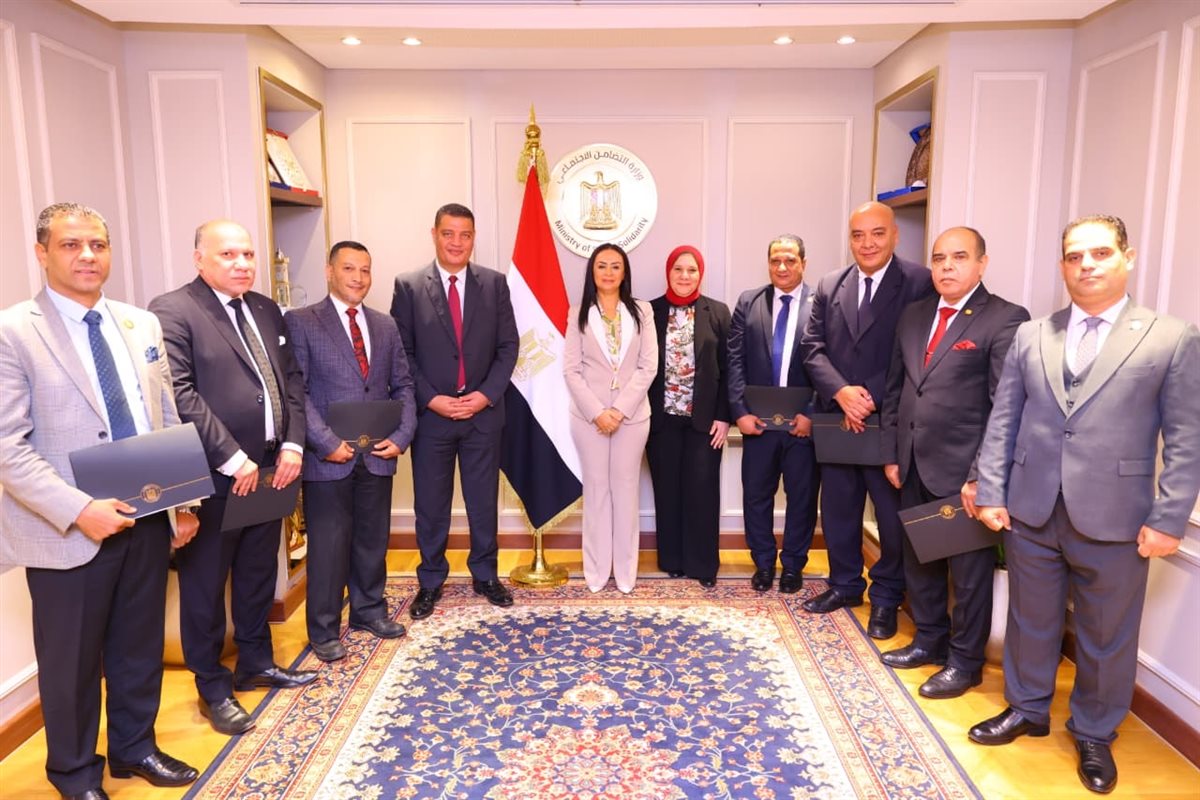 وزيرة التضامن تكرم اللجنة العليا لمتابعة الشكاوى والطلبات والخدمات بالوزارة