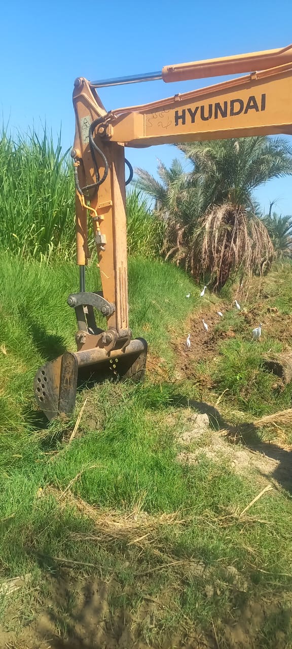 أعمال تطهير مساقي المياه بالأقصر