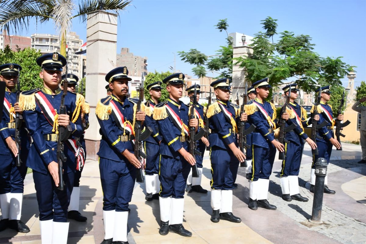 محافظ الفيوم ومدير الأمن يضعها إكليلاً من الزهور على النصب التذكارى للشهداء بميدان قارون 