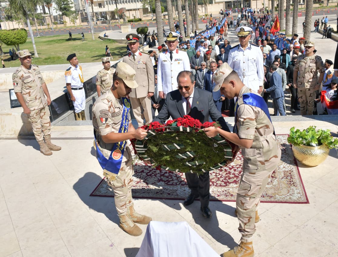 محافظ بورسعيد يضع إكليلًا من الزهور على النصب التذكاري 