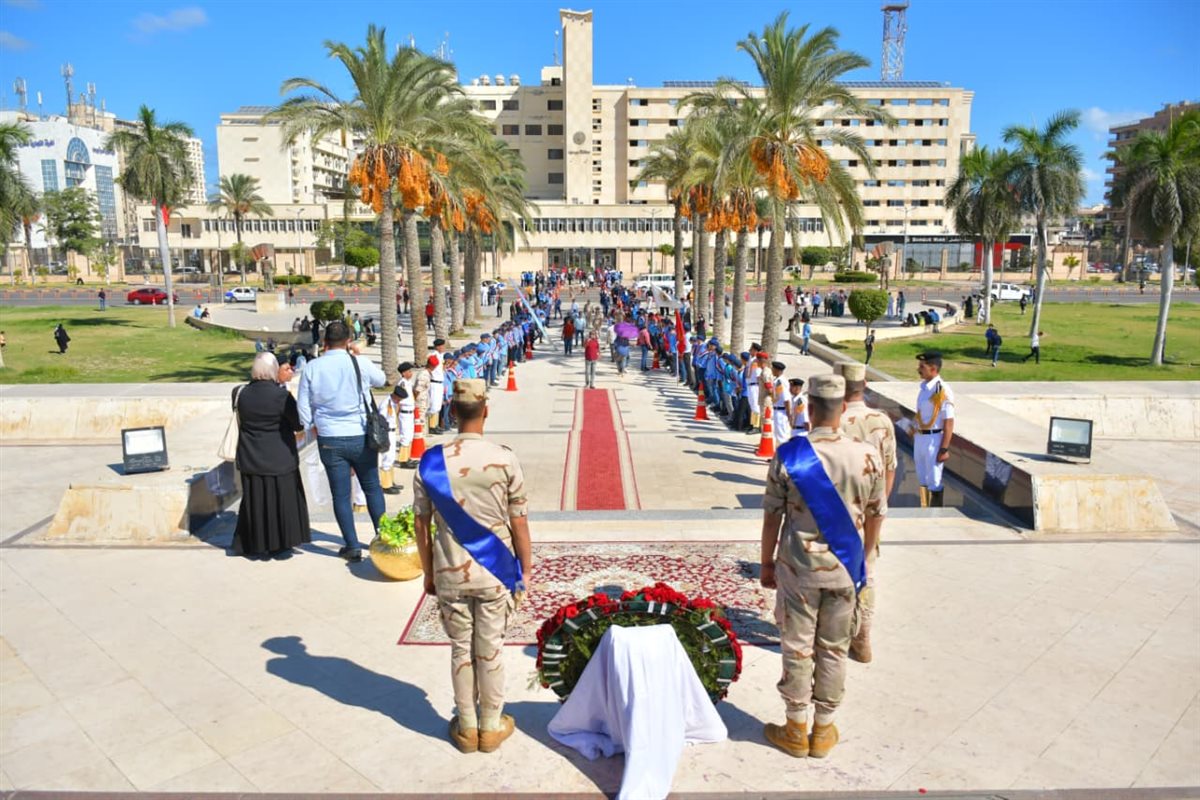 محافظ بورسعيد يضع إكليلًا من الزهور على النصب التذكاري 