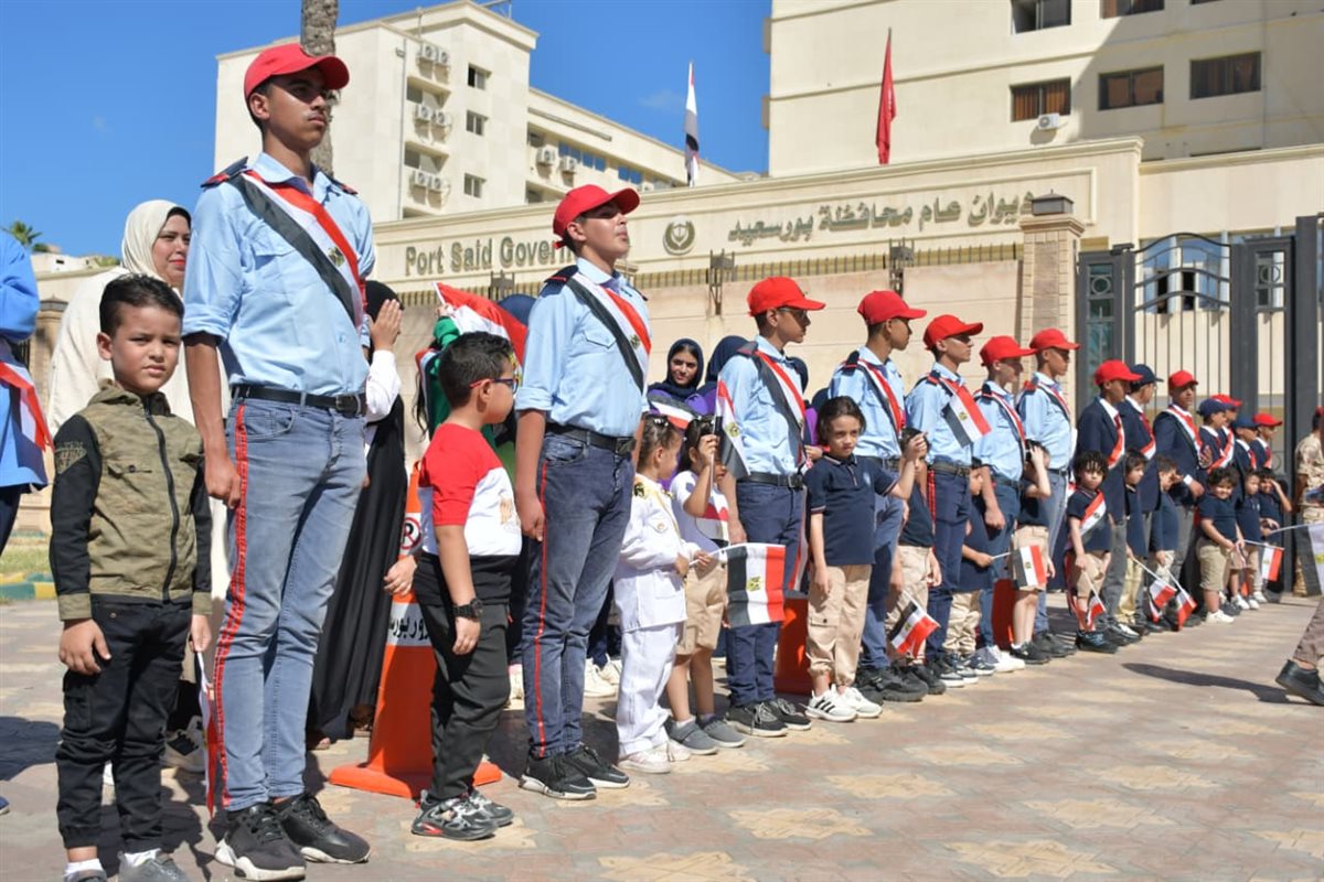 محافظ بورسعيد يضع إكليلًا من الزهور على النصب التذكاري 