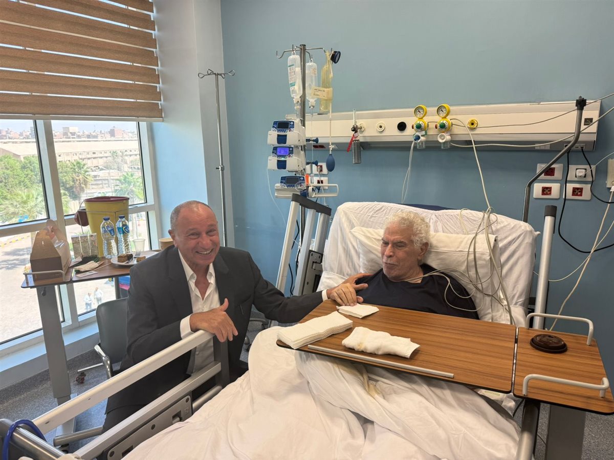 الخطيب يزور حسن شحاتة في المستشفى بعد تعرضه لأزمة صحية