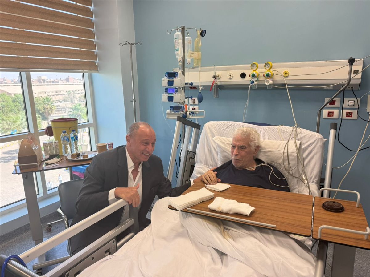 الخطيب يزور حسن شحاتة في المستشفى بعد تعرضه لأزمة صحية