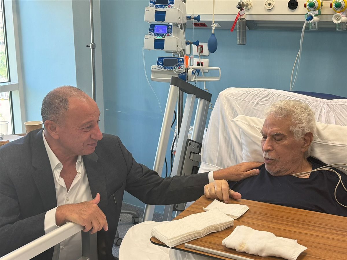 الخطيب يزور حسن شحاتة في المستشفى بعد تعرضه لأزمة صحية