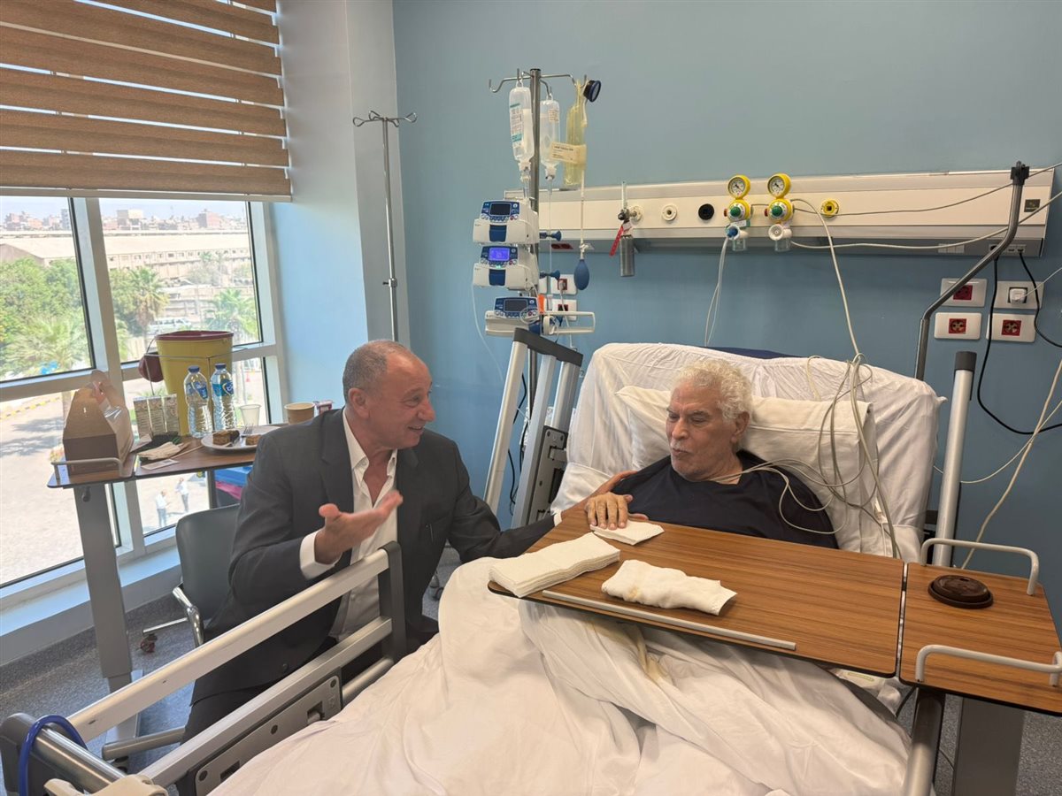 الخطيب يزور حسن شحاتة في المستشفى بعد تعرضه لأزمة صحية