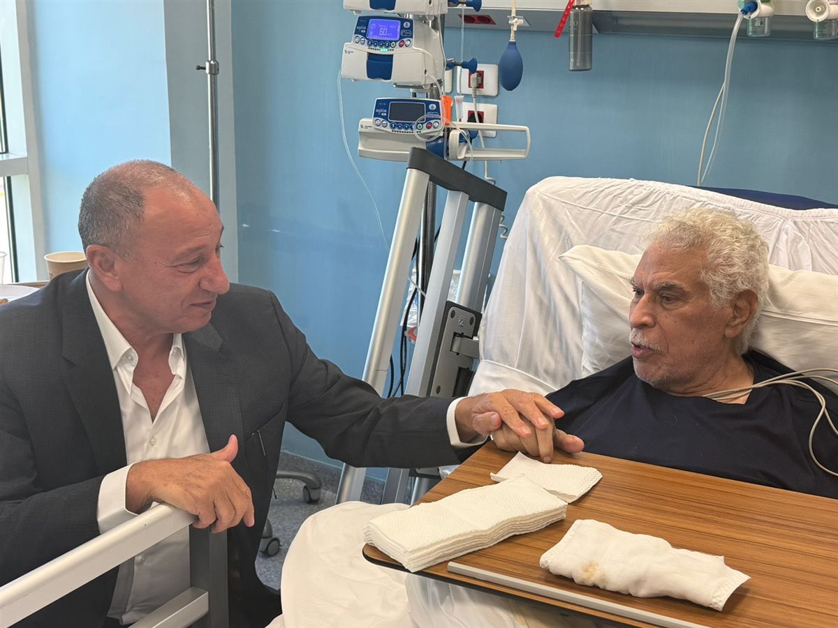 الخطيب يزور حسن شحاتة في المستشفى بعد تعرضه لأزمة صحية