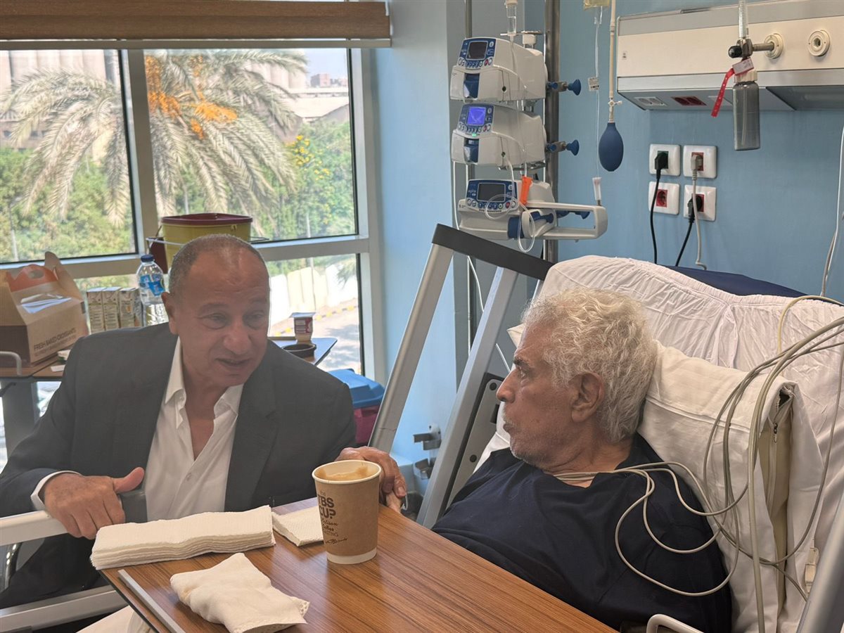 الخطيب يزور حسن شحاتة في المستشفى بعد تعرضه لأزمة صحية