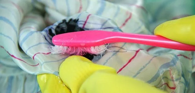 إزالة الحبر من الملابس بالخل