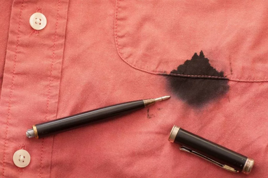 ماهو الشي الذي يزيل الحبر من الملابس