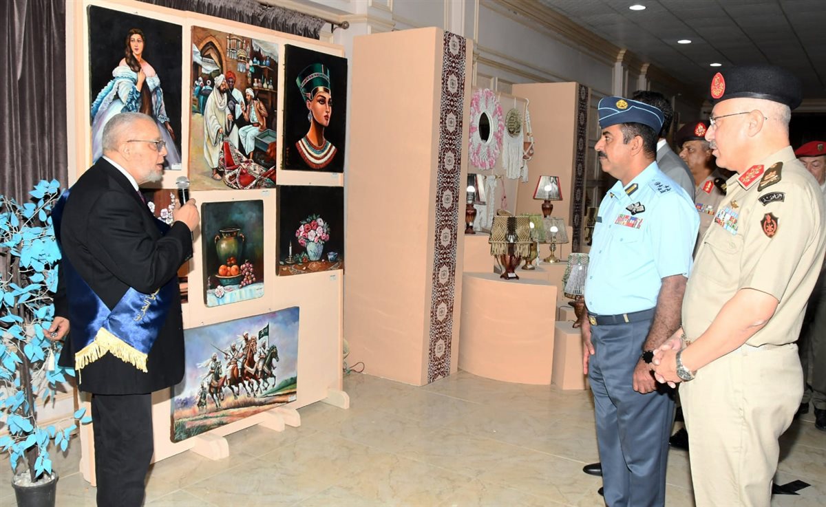 القوات المسلحة تنظم معرضًا فنيًا لإبداعات المحاربين القدماء