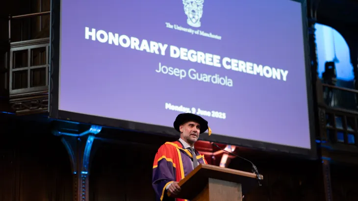 جوارديولا يتحدث عن غزة أثناء مناقشة رسالة الدكتوراة