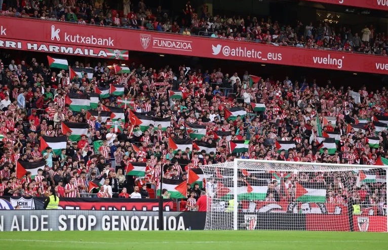 جماهير بلباو ترفع أعلام فلسطين