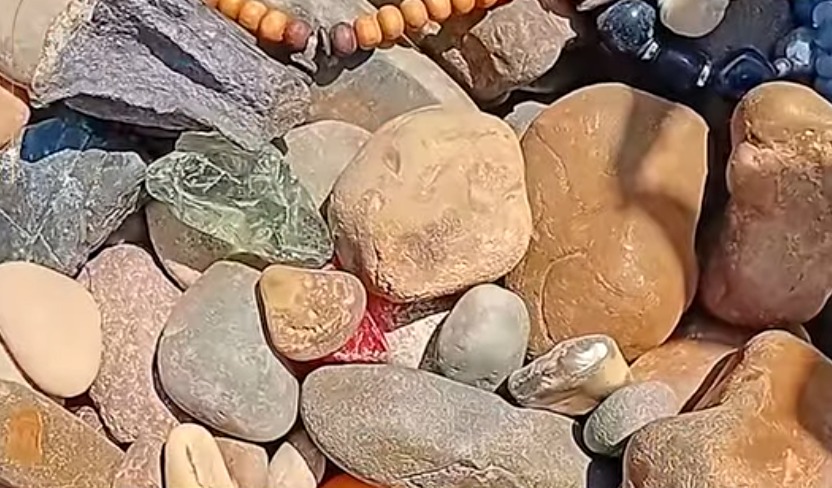 بعض الأحجار الملونة