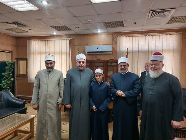 رئيس المعاهد الأزهرية يكرم خمسة طلاب من ذوي البصائر ويهديهم مصحفًا بلغة برايل