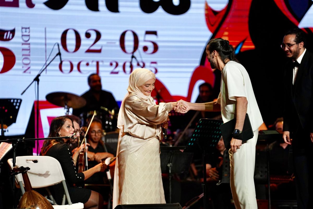 عايدة الأيوبي تشعل حفل ختام هي الفنون بالجامعة الأمريكية