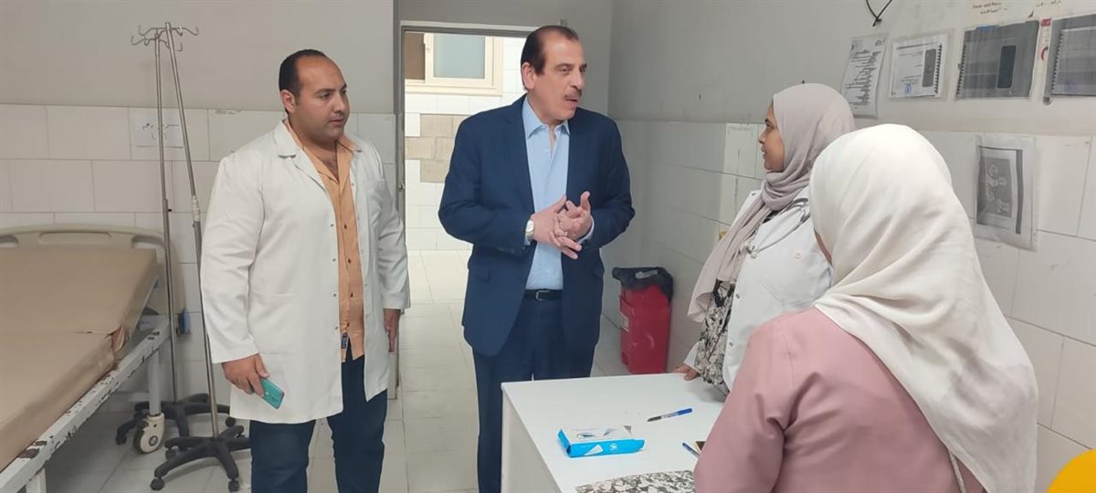 جولة مفاجئة لنائب وزير الصحة بمستشفى أم المصريين