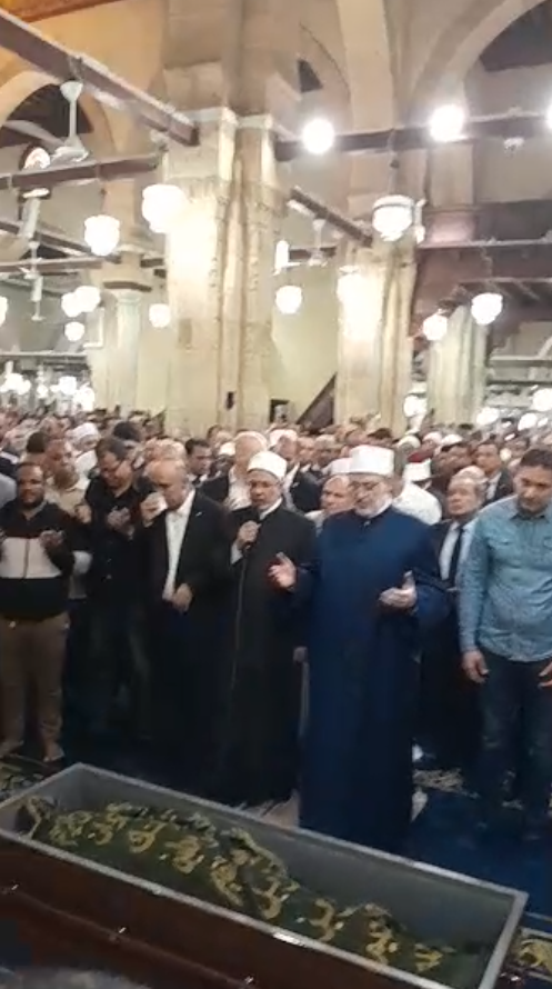 بحضور شيخ الأزهر.. بدء صلاة الجنازة على الدكتور أحمد عمر هاشم