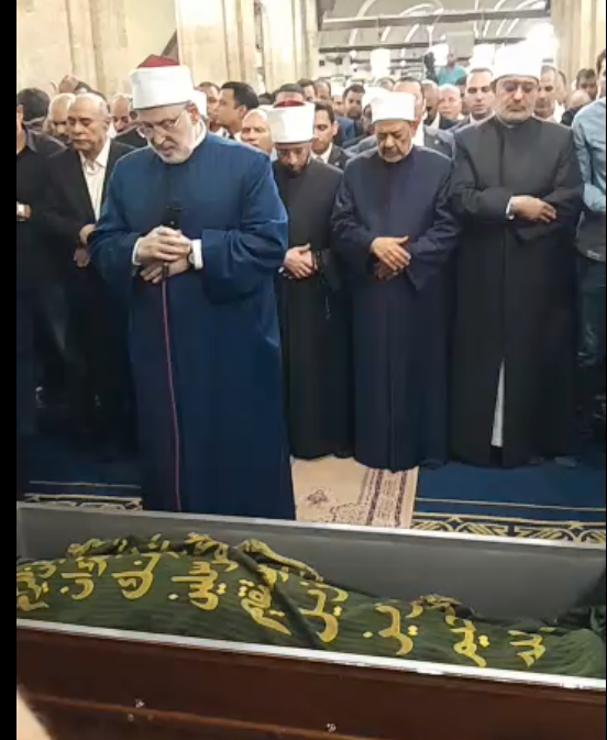 بحضور شيخ الأزهر.. بدء صلاة الجنازة على الدكتور أحمد عمر هاشم