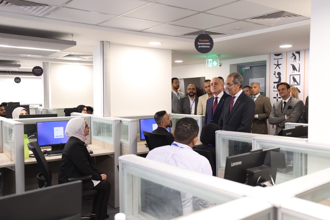 محافظ الاقصر ووزير الإتصالات