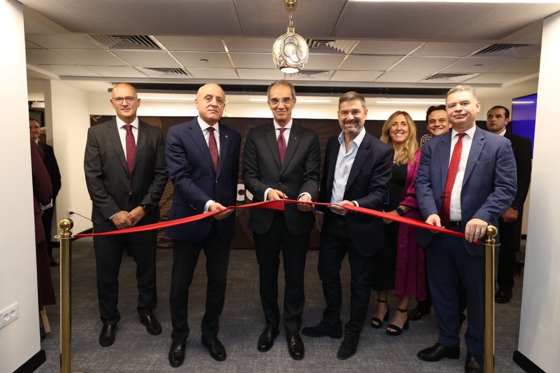 محافظ الاقصر ووزير الإتصالات