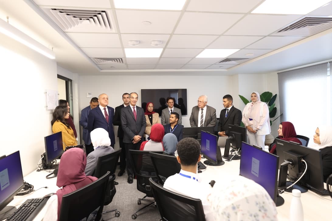 محافظ الاقصر ووزير الإتصالات