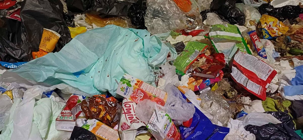 صور النفايات الطبية بأحد صناديق القمامة