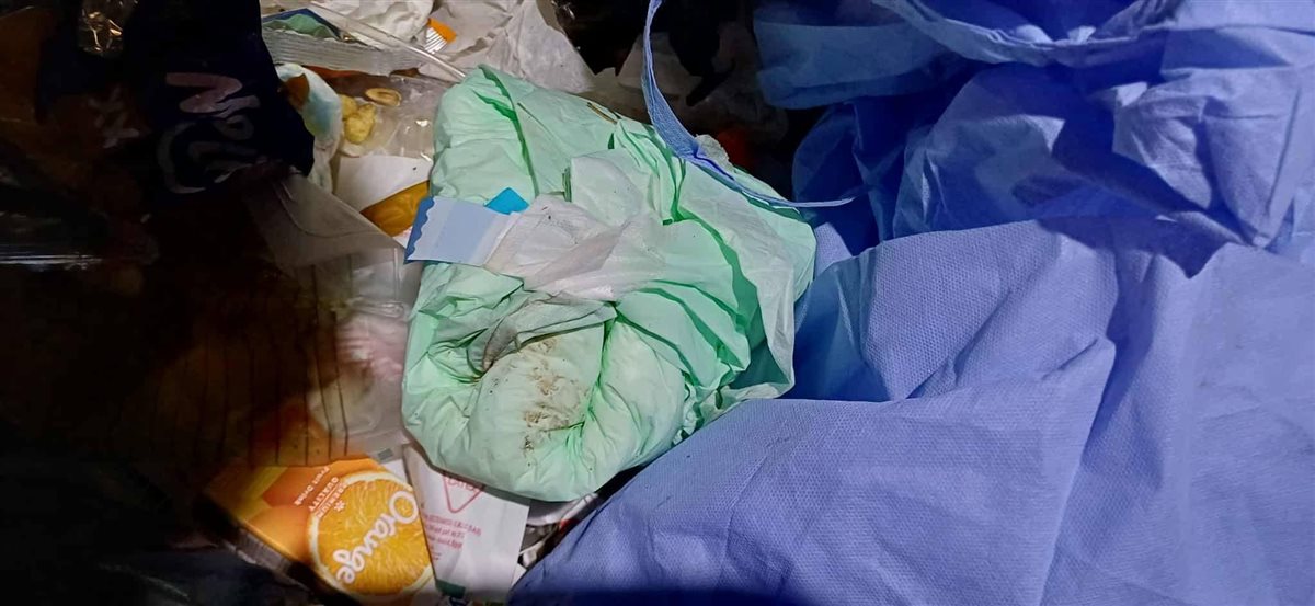 صور النفايات الطبية بأحد صناديق القمامة