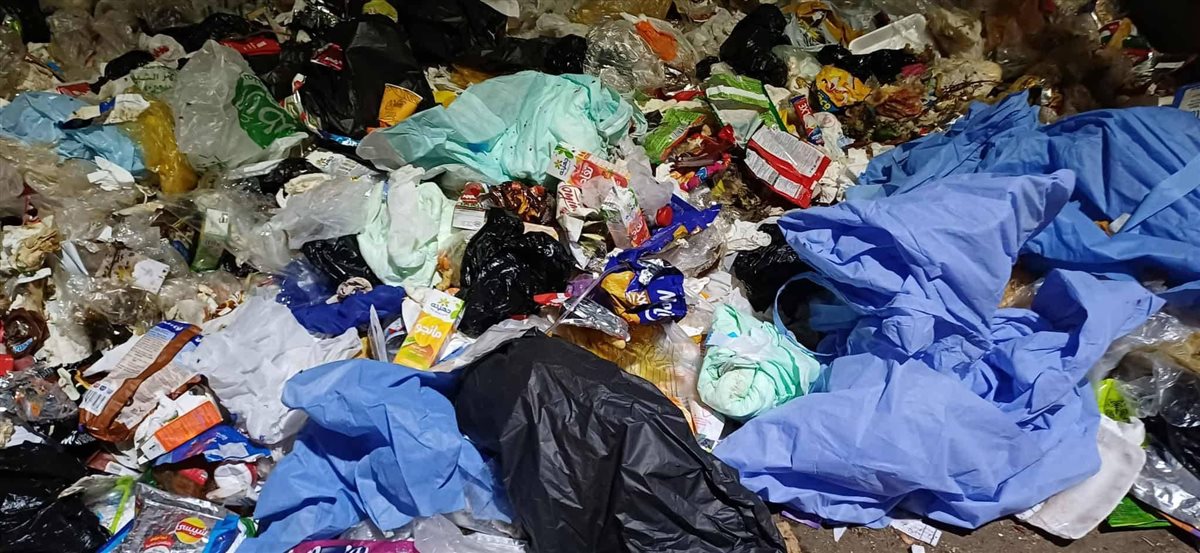 صور النفايات الطبية بأحد صناديق القمامة
