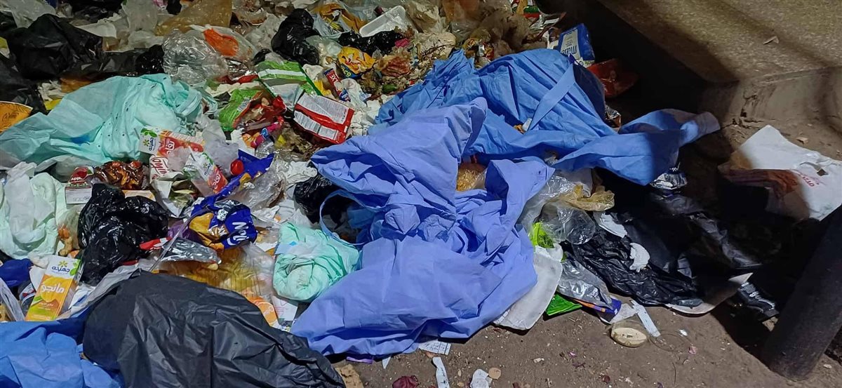 صور النفايات الطبية بأحد صناديق القمامة