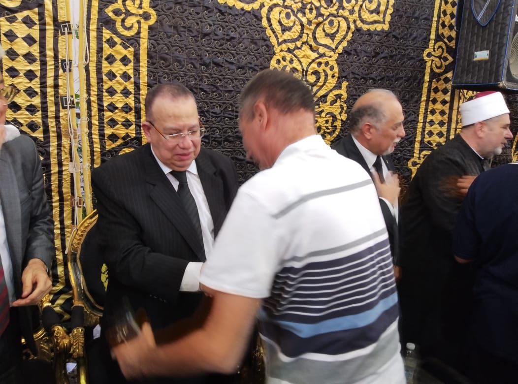 <strong>نقيب الأشراف يتلقى العزاء في الدكتور أحمد عمر هاشم</strong>