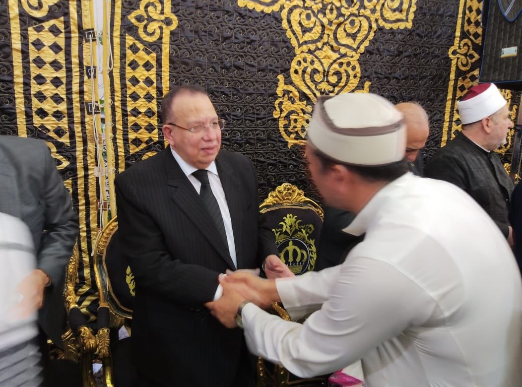 <strong>نقيب الأشراف يتلقى العزاء في الدكتور أحمد عمر هاشم</strong>