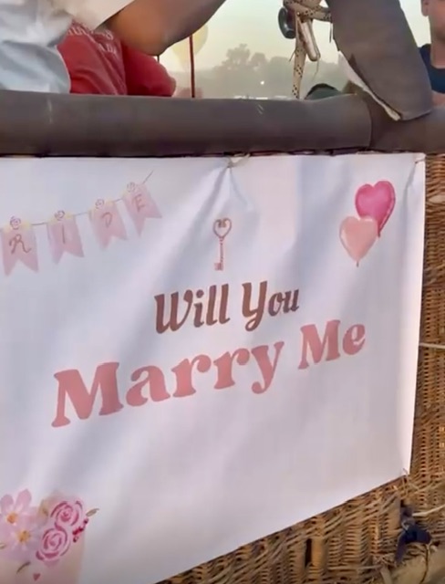 سائح انجليزي يقدم خاتم الزواج لحبيبتة في البالون بالأقصر