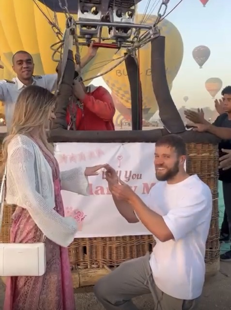 سائح انجليزي يقدم خاتم الزواج لحبيبتة في البالون بالأقصر