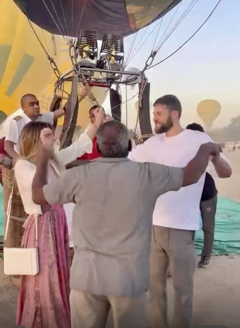 سائح انجليزي يقدم خاتم الزواج لحبيبتة في البالون بالأقصر