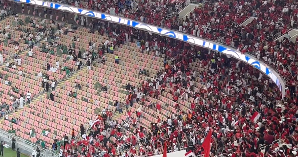 <strong>جماهير إندونيسيا تغزو مدرجات معلب الجوهرة في مواجهة السعودية بتصفيات كأس العالم 2026</strong>