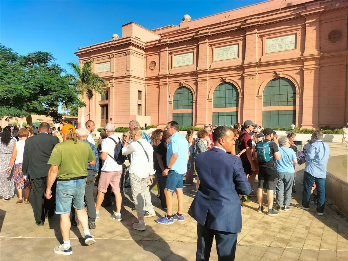 توافد كبير من السائحين على المتحف المصري بالتحرير