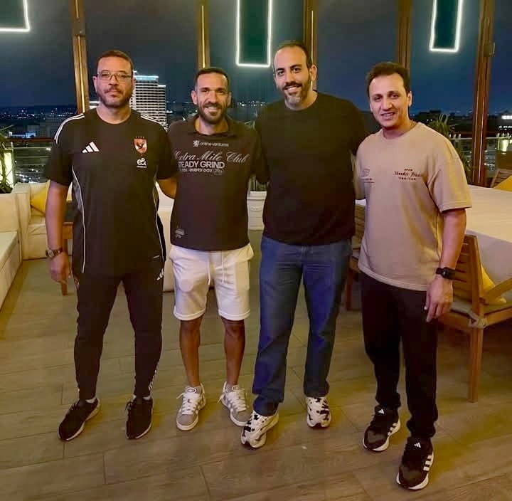 معلول رفقة أعضاء الجهاز الطبي بالأهلي