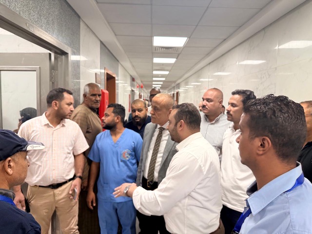 محافظ الاقصر يتفقد المصابين بالمجمع الطبي الدولي