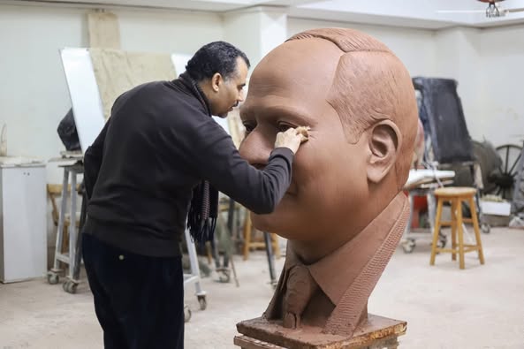 أستاذ نحت يصمم تمثال للرئيس السيسي ويلقي إشادة كبيرة