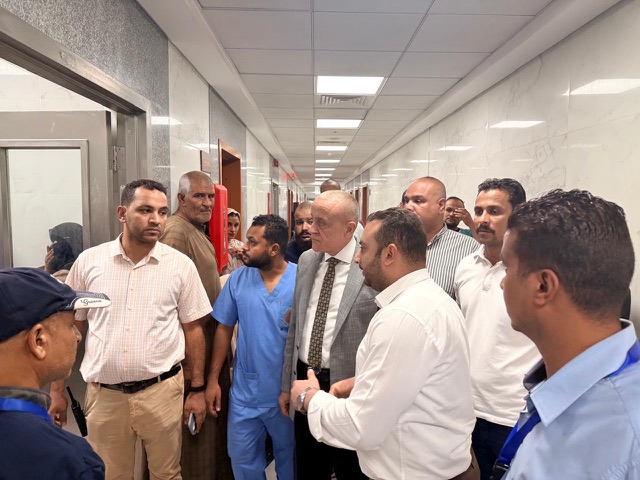 محافظ الاقصر يتفقد المصابين بالمجمع الطبي الدولي