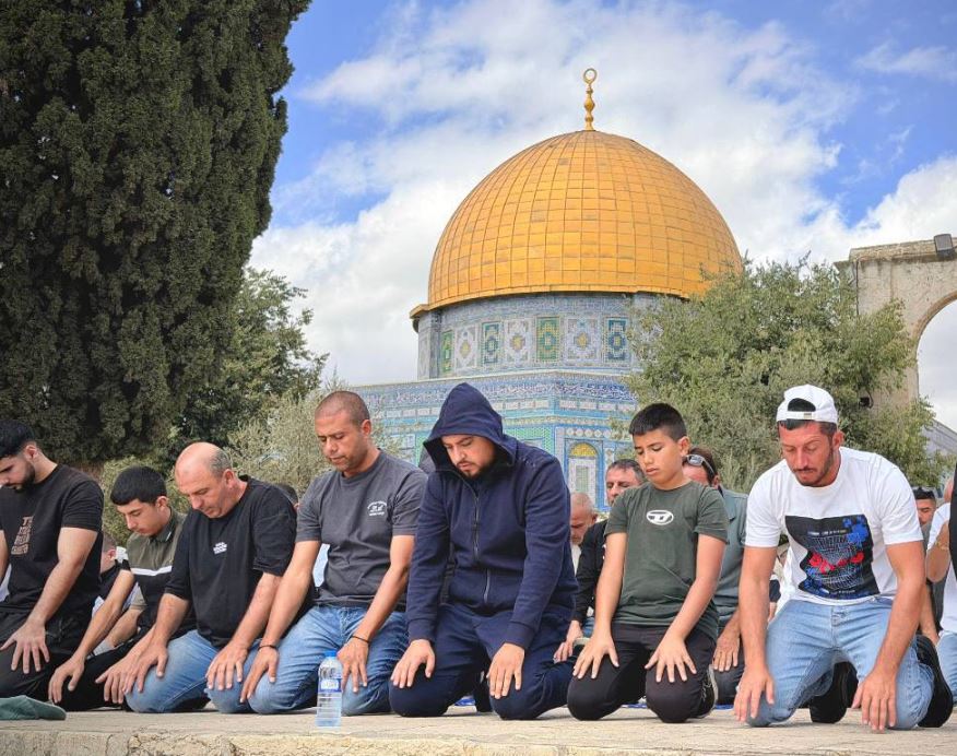 عشرات الآلاف المصلين يؤدون صلاة الجمعة في الأقصى