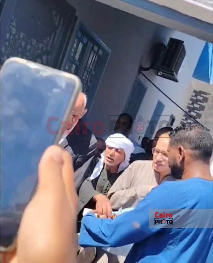 قبطي يوزع حلوى على المصلين خلال افتتاح مسجد في قنا